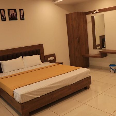 Hotel Viraj Residency Bhuj Bagian luar foto