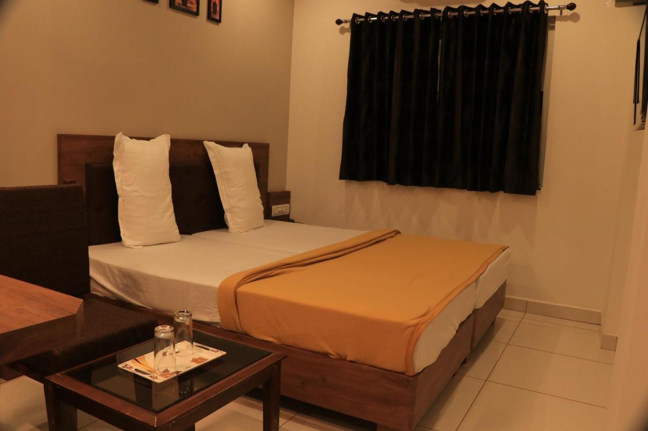Hotel Viraj Residency Bhuj Bagian luar foto