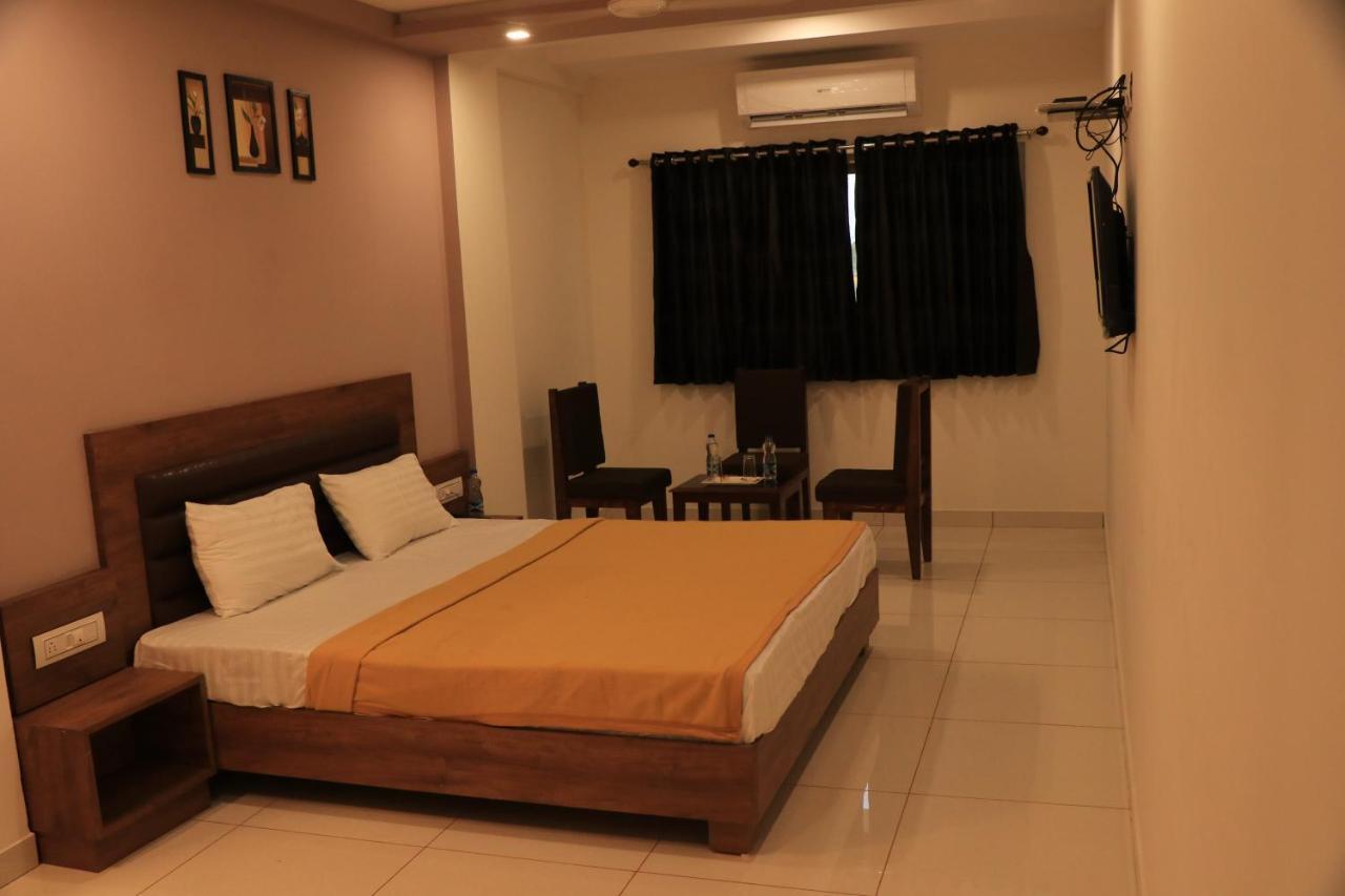 Hotel Viraj Residency Bhuj Bagian luar foto