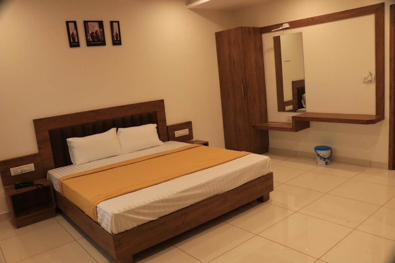 Hotel Viraj Residency Bhuj Bagian luar foto