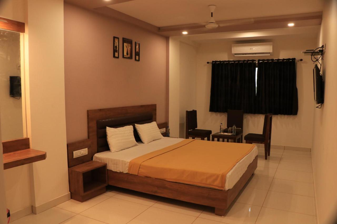 Hotel Viraj Residency Bhuj Bagian luar foto