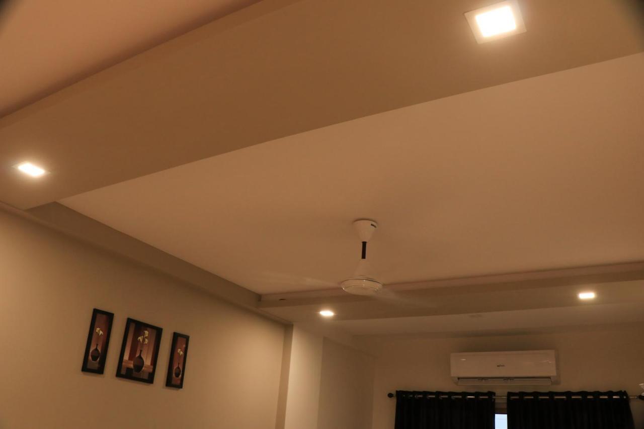 Hotel Viraj Residency Bhuj Bagian luar foto