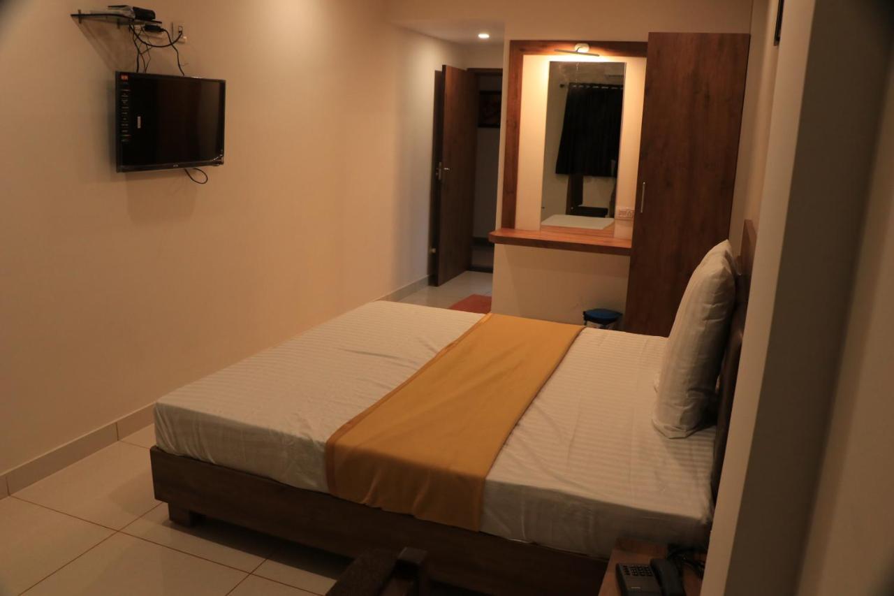 Hotel Viraj Residency Bhuj Bagian luar foto