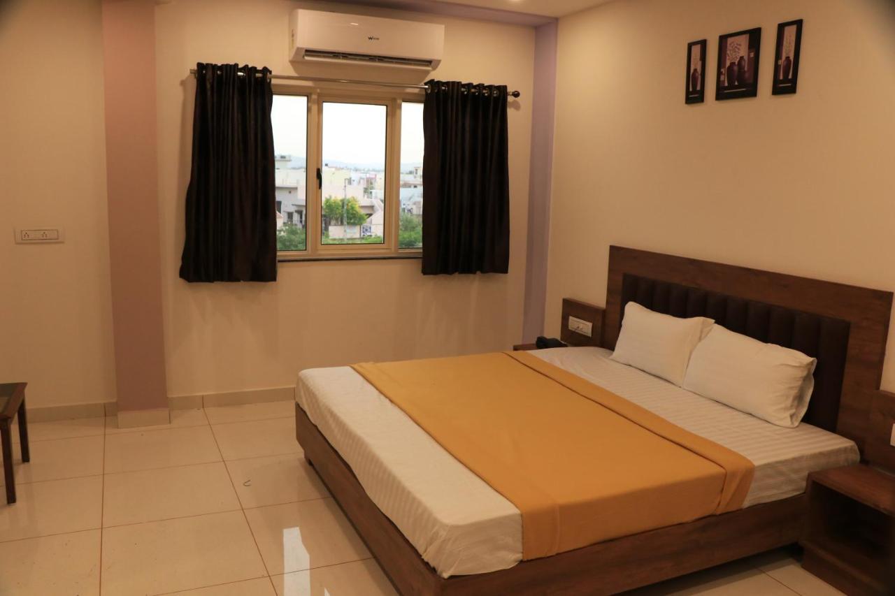 Hotel Viraj Residency Bhuj Bagian luar foto