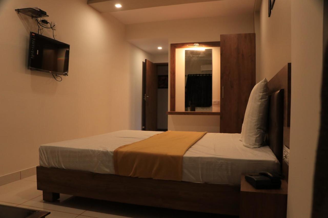 Hotel Viraj Residency Bhuj Bagian luar foto