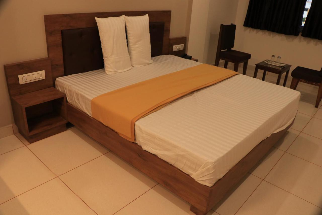 Hotel Viraj Residency Bhuj Bagian luar foto