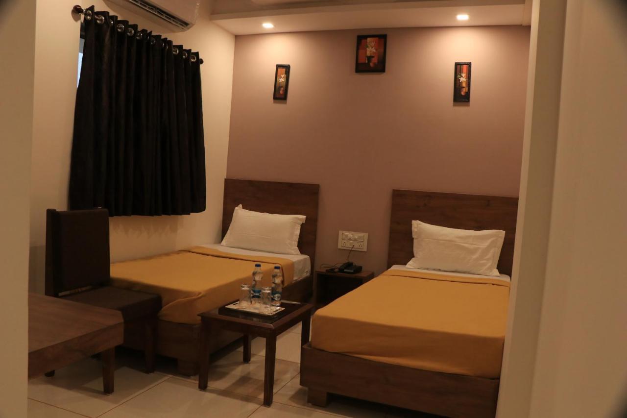 Hotel Viraj Residency Bhuj Bagian luar foto
