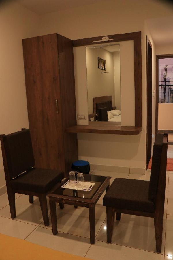 Hotel Viraj Residency Bhuj Bagian luar foto