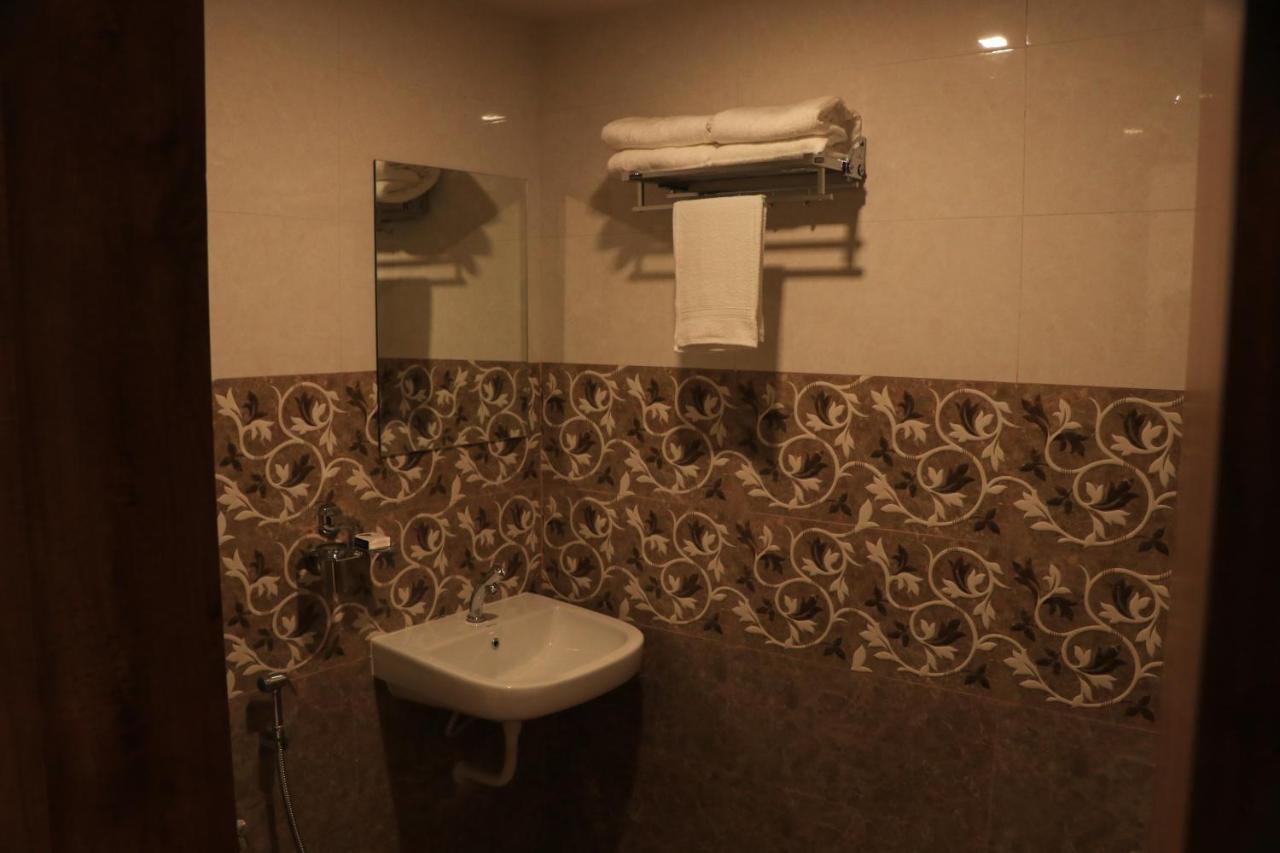 Hotel Viraj Residency Bhuj Bagian luar foto