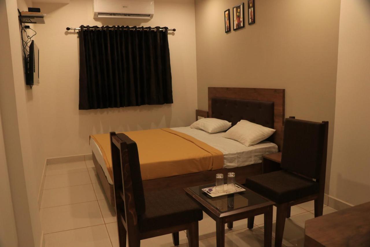 Hotel Viraj Residency Bhuj Bagian luar foto
